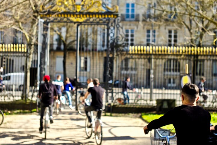 E-bike tour, pétanque and appetizers with Monsieur Bacchus Bicycl tours, Bordeaux, France